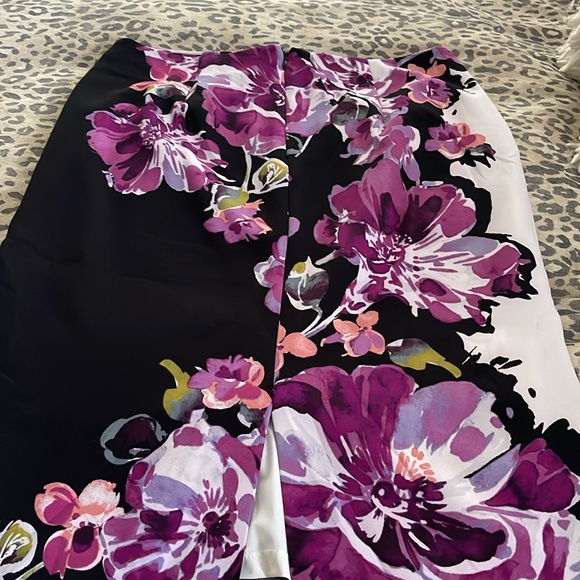 White House Black Market slim skirt - Picture 2 of 2